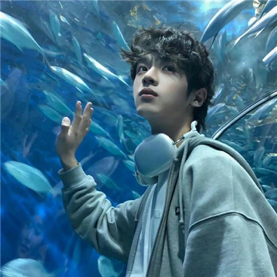 高清情头很甜又很宠溺 真人系列的情侣头像很高级