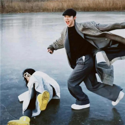 高清情头很甜又很宠溺 真人系列的情侣头像很高级