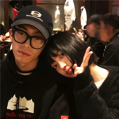 情侣头像嘴对嘴亲亲真人图片💫精选简约走心的小众CP情头