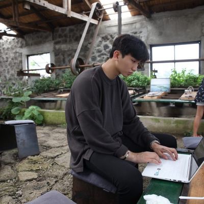 男生低调成熟微信头像👔用背影诉说强者哲学的绅士