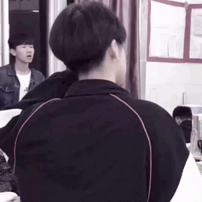 2025男生伤感霸气背影头像🌫️把眼泪炼成盔甲的蜕变美学