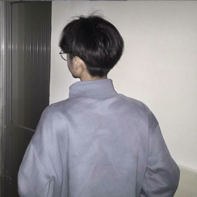 2025男生伤感孤单背影头像精选🌌在人群中保持孤独的勇气