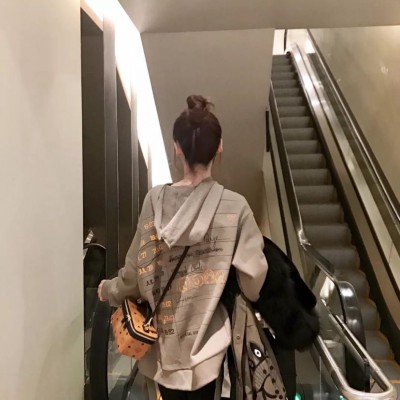 2025最新女生唯美意境背影头像🌌虚拟与现实交织的诗篇