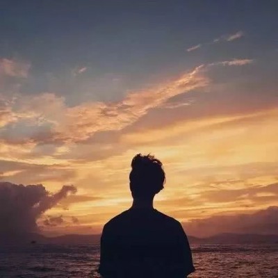 微信男生伤感颓废背影头像🌫️用烟雾藏起所有眼泪