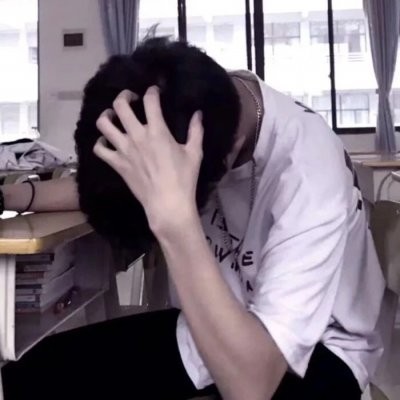 微信男生伤感颓废背影头像🌫️用烟雾藏起所有眼泪
