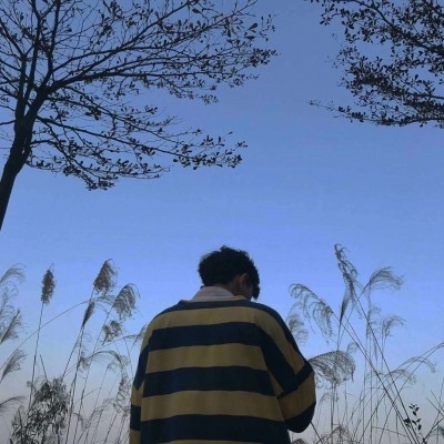 微信男生伤感颓废背影头像🌫️用烟雾藏起所有眼泪