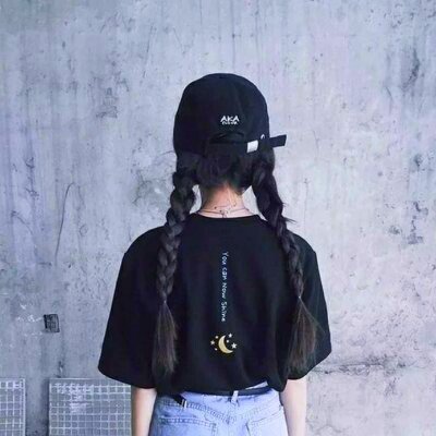 唯美女生伤感背影头像精选🌧️把眼泪藏进每一缕发丝