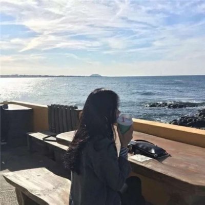 唯美女生伤感背影头像精选🌧️把眼泪藏进每一缕发丝