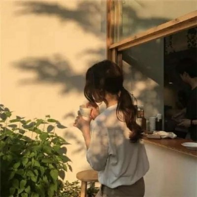 唯美女生伤感背影头像精选🌧️把眼泪藏进每一缕发丝