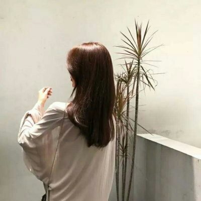 唯美女生伤感背影头像精选🌧️把眼泪藏进每一缕发丝