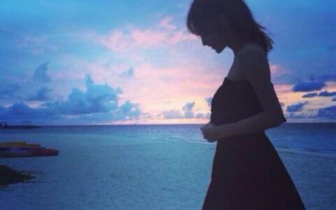 微信海边美女唯美背影头像🌊落日沙滩温柔剪影
