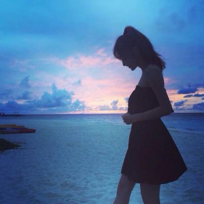 微信海边美女唯美背影头像🌊落日沙滩温柔剪影