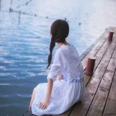微信海边美女唯美背影头像🌊落日沙滩温柔剪影