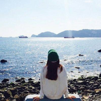 微信海边美女唯美背影头像🌊落日沙滩温柔剪影