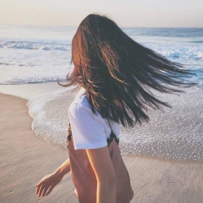 微信海边美女唯美背影头像🌊落日沙滩温柔剪影