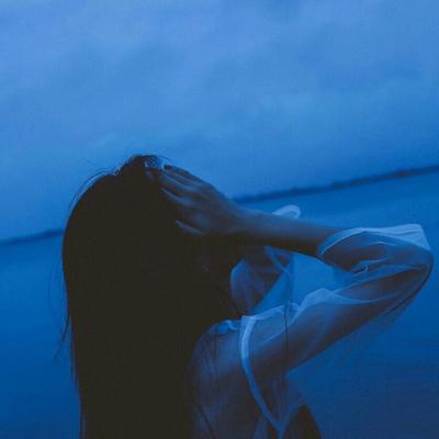 微信海边美女唯美背影头像🌊落日沙滩温柔剪影