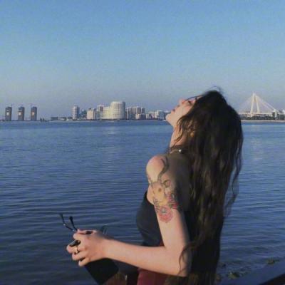 女生伤感落寞微信背影头像✨情不自禁的沉沦
