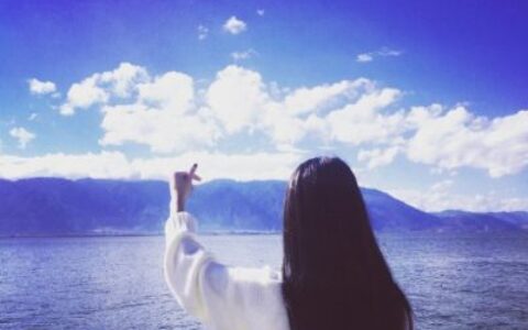 海边唯美女生QQ背影头像🌊怠慢即是不在意的答案