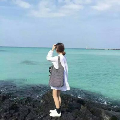 海边唯美女生QQ背影头像🌊怠慢即是不在意的答案