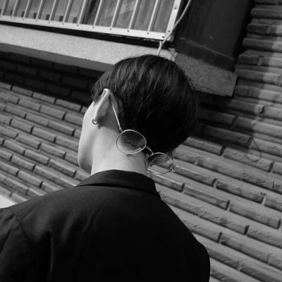 黑白男生堕落背影头像🍂无酒无故事无你的三重荒芜