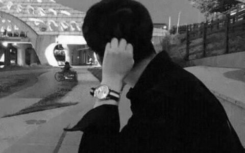 黑白男生堕落背影头像🍂无酒无故事无你的三重荒芜