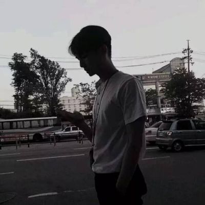 黑白男生堕落背影头像🍂无酒无故事无你的三重荒芜