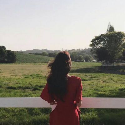 女生长发背影唯美头像🌙愿你听见我名字时眉眼带笑
