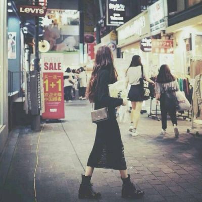 qq头像女生背影伤感长发披肩🎐一无所有却沉溺绝望的独白