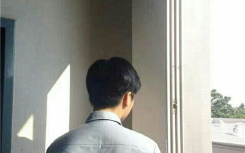 QQ男生伤感背影头像📞聊天≠喜欢清醒指南