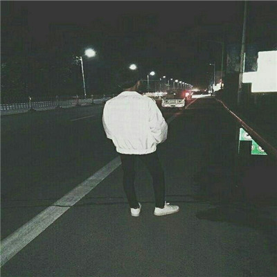 QQ男生伤感背影头像📞聊天≠喜欢清醒指南