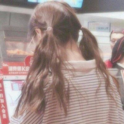 双马尾女生俏皮背影头像🎀藏心不挂嘴的暗恋美学