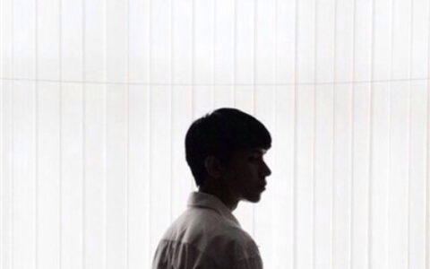 阳光男生背影头像🌞牵手共度旅程意境头像