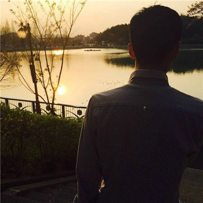 阳光男生背影头像🌞牵手共度旅程意境头像