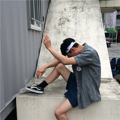 阳光男生背影头像🌞牵手共度旅程意境头像