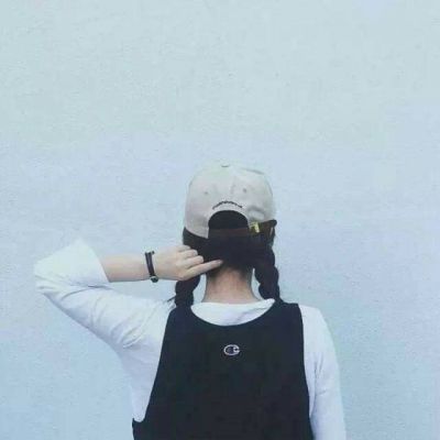 戴帽女生长发背影头像📚「永不凋零的花」意境头像