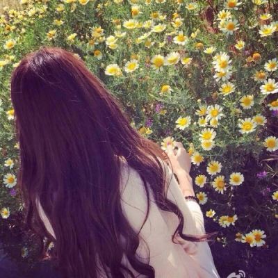 戴帽女生长发背影头像📚「永不凋零的花」意境头像