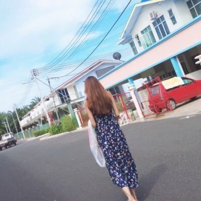 戴帽女生长发背影头像📚「永不凋零的花」意境头像