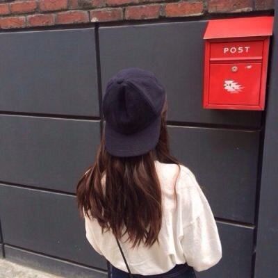 戴帽女生长发背影头像📚「永不凋零的花」意境头像