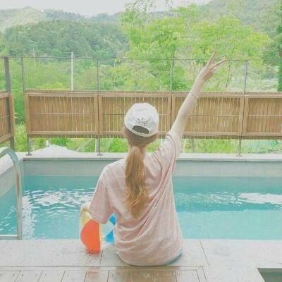 戴帽女生长发背影头像📚「永不凋零的花」意境头像