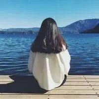 戴帽子女生海边背影头像🌊背影杀手意境精选长发头像
