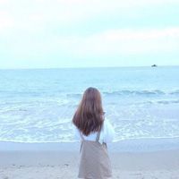 戴帽子女生海边背影头像🌊背影杀手意境精选长发头像