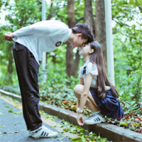 qq情侣头像双人情头一人一张真人📸主打「生活切片」叙事