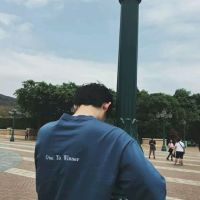 落寞帅气男生背影头像🌌衣摆裂痕间浮现金色草书「宁缺毋滥」