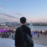 落寞帅气男生背影头像🌌衣摆裂痕间浮现金色草书「宁缺毋滥」