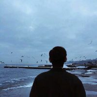 落寞帅气男生背影头像🌌衣摆裂痕间浮现金色草书「宁缺毋滥」