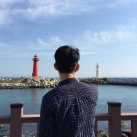 落寞帅气男生背影头像🌌衣摆裂痕间浮现金色草书「宁缺毋滥」