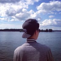落寞帅气男生背影头像🌌衣摆裂痕间浮现金色草书「宁缺毋滥」