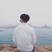 落寞帅气男生背影头像🌌衣摆裂痕间浮现金色草书「宁缺毋滥」