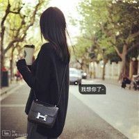 伤感长发带字女生背影🎐浮现「浮生若梦」的斑驳墨迹