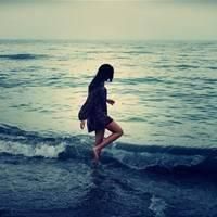 海边长发背影图片女生唯美图片🌊长发美女海边侧面头像